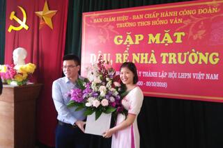 Chú rể Nguyễn Huy Dung tặng hoa chúc mừng Hội nghị 