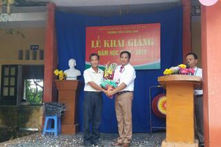 Ô. Nguyễn Văn Toàn- Trưởng ban ĐDCMHS tặng hoa chúc mừng nhà trường