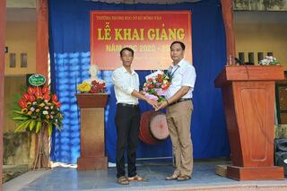 IMG_Đại diện Đảng ủy-HĐND-UBND xã Hồng Vân tặng hoa chúc mừng Thầy trò nhà trường