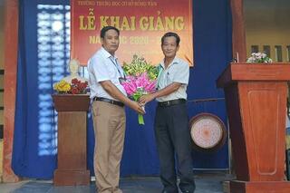 IMG_Ban đại diện CMHS tặng hoa chúc mừng Thầy, Trò nhà trường