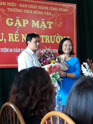 Đ/c Hiệu trưởng nhà trường tặng hoa chúc mừng chị em 