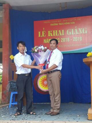 Ô. Trịnh Xuân Tường- Phó Chủ tịch UBND xã tặng hoa chúc mừng thầy trò nhân dịp Khai giảng  năn học mới